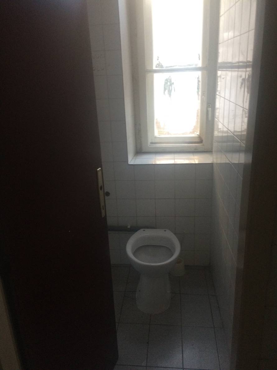 Ovo je za nevjerovati: Djecu po stubama nose na vještačenje