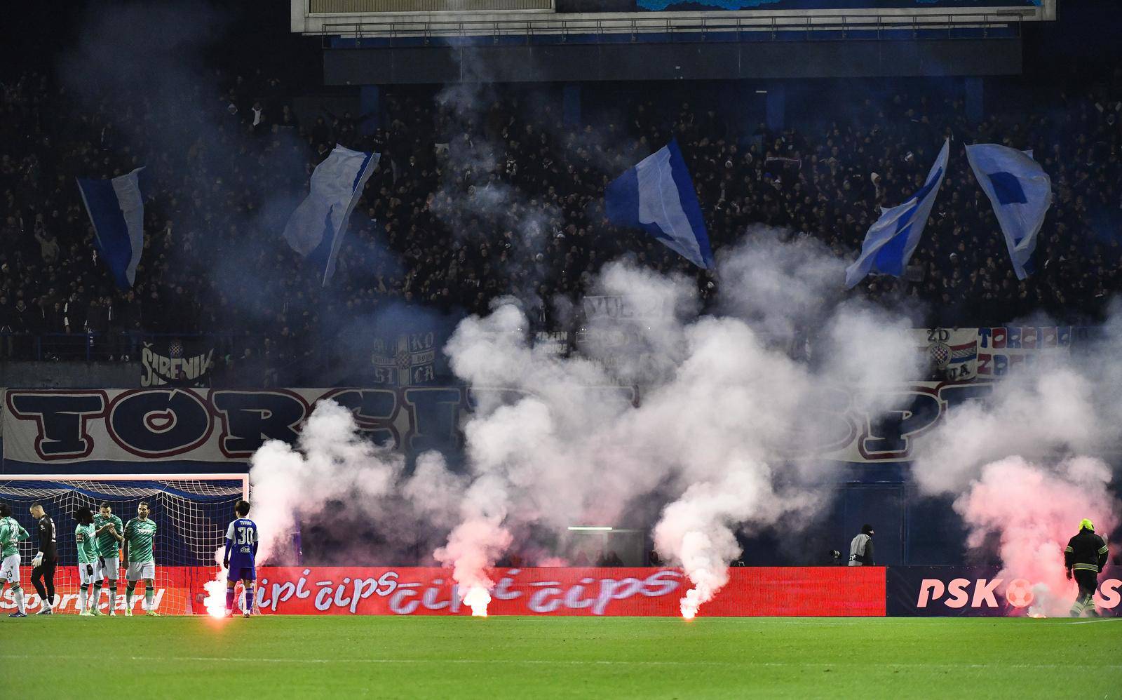 Zagreb: Zbog bakljade nakratko prekinut derbi