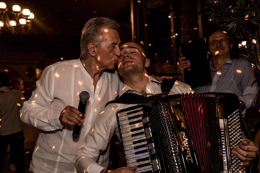 Za njega kažu da je najzgodniji harmonikaš regije: Svirao Luki Modriću, nastupao s Brenom...