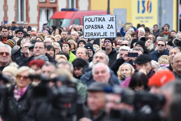 Na Trgu Republike u Čakovcu održan prosvjed u znak podrške kirurzima