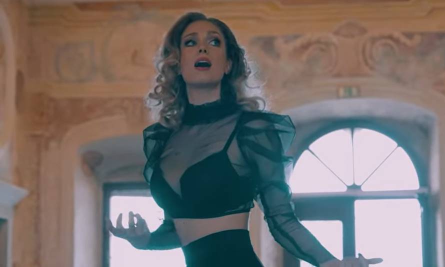 Hana Huljić ima novu pjesmu, a u spotu nosi atraktivnu haljinu dizajnera koji joj radi vjenčanicu