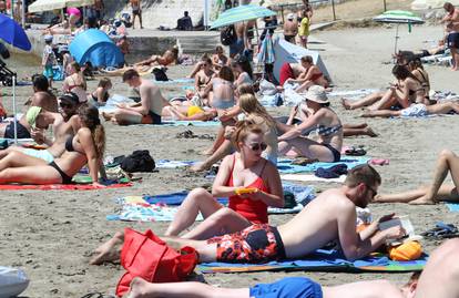 Plaže u Splitu i Dubrovniku pune turista koji hvataju sunce