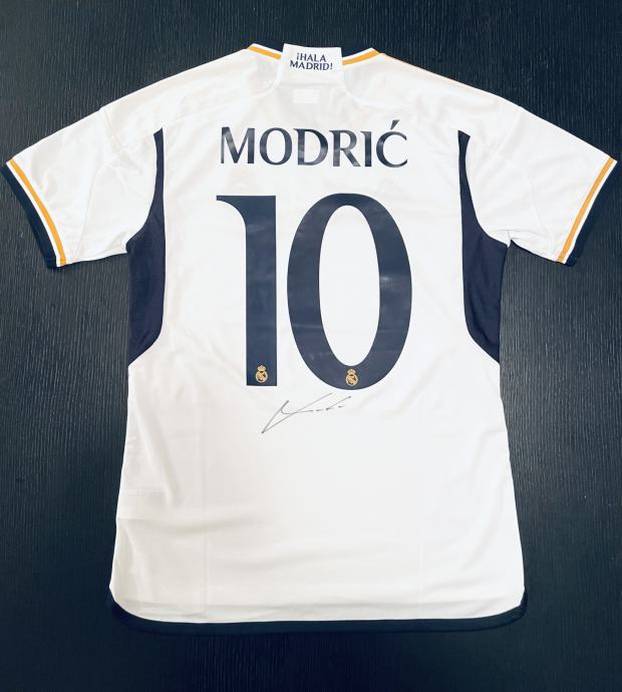 FOTO Ovo su najskuplji dresovi na Njuškalu: Onaj Prosinečkog iz Jugoslavije košta 8000 eura!