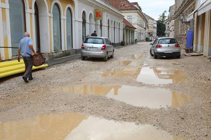 FOTO Blatnjave lokve po centru Karlovca: Kiša napunila ulice na Zvijezdi na kojoj traju radovi