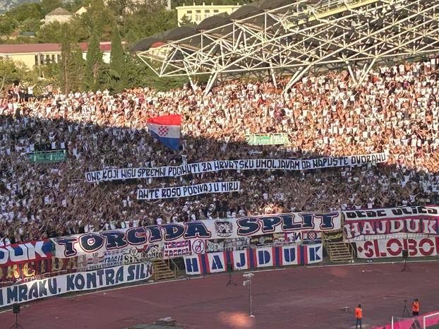 FOTO Pogledajte koreografiju Torcide 'gazi purgere' i poruku Boysa za preminulog generala