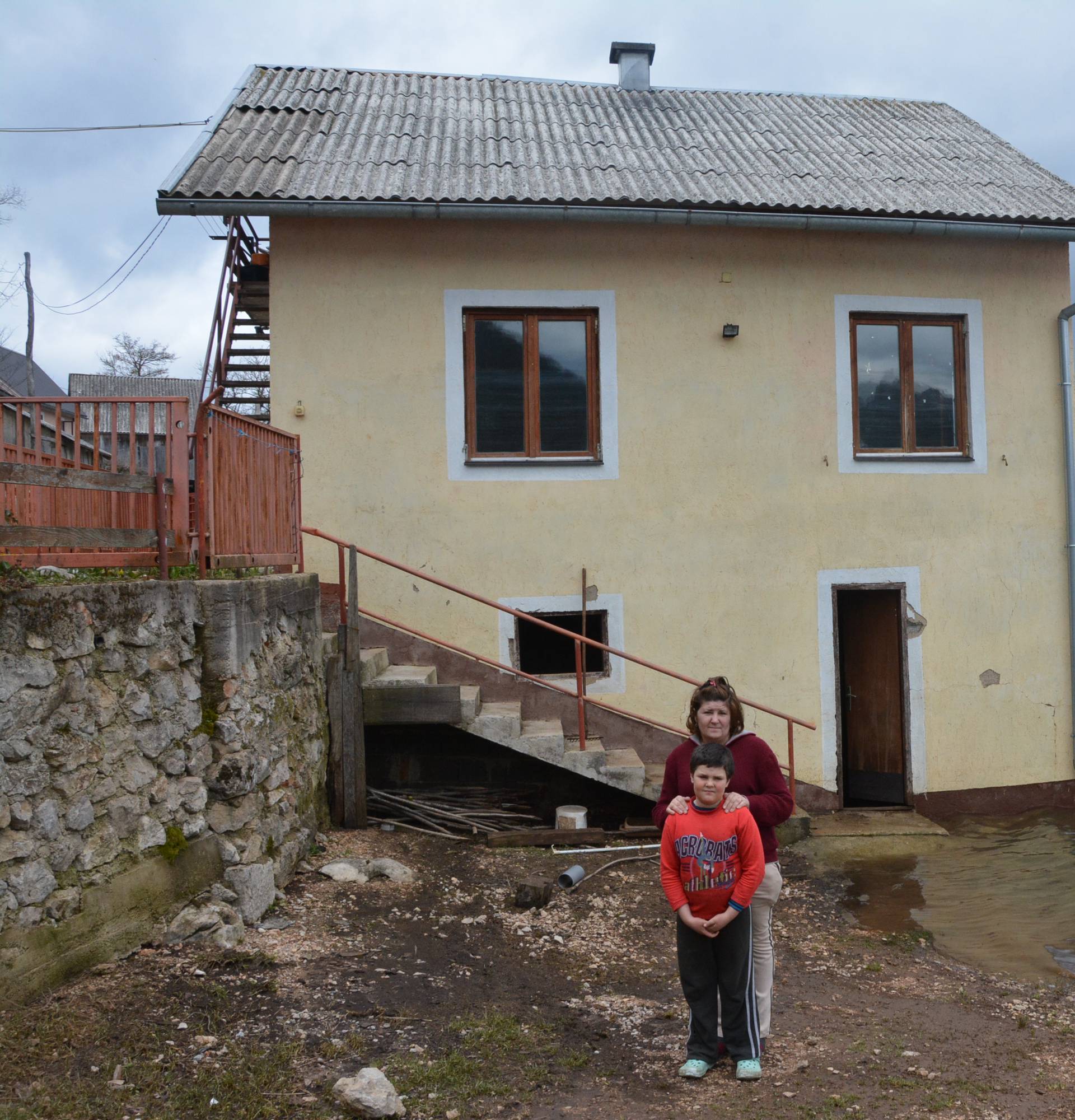 'Tužan sam, spasio sam medu i zeku, ali naša kuća je uništena'