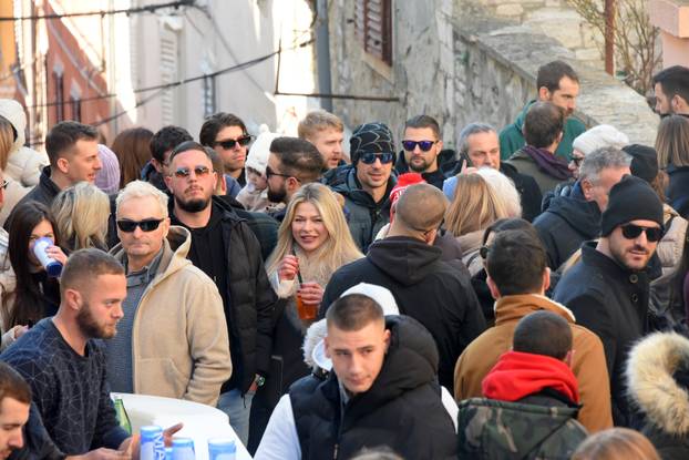 Pula: Na De Villeovom usponu, Puljane u podne u Novu godinu uveli DJ-i.