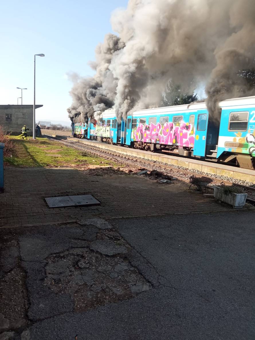 BUKTINJA U SLAVONIJI Planuo putnički vlak na kolodvoru!