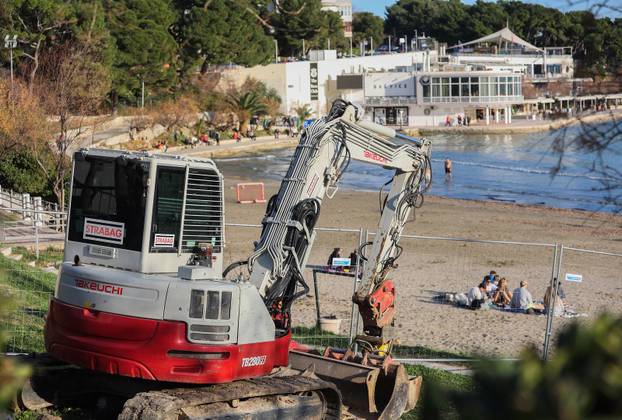 Split: Sunčan dan na Bačvicama 