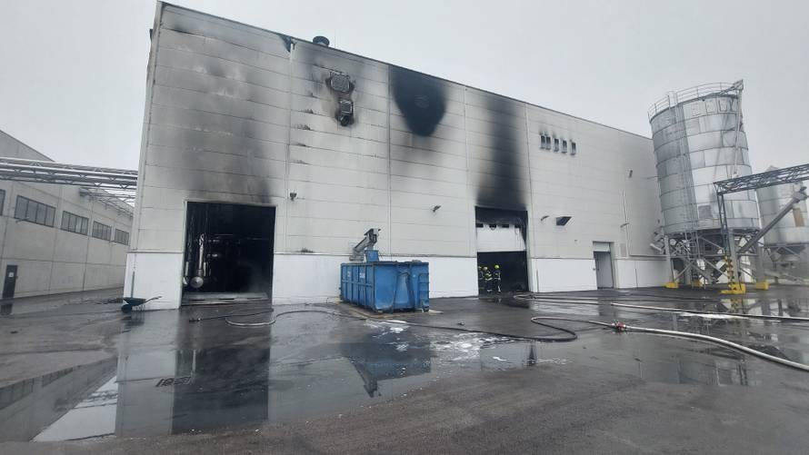 Pogledajte slike borbe s vatrom u ogulinskoj tvornici. Spriječili katastrofu, ali šteta je velika
