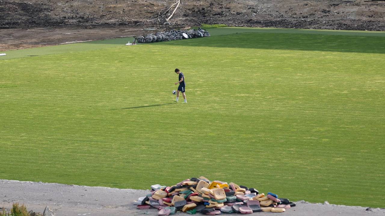 FOTO Posljednji ples u Kranjči: Pogledajte hit fotku mladića dok bageri ruše zapadnu tribinu