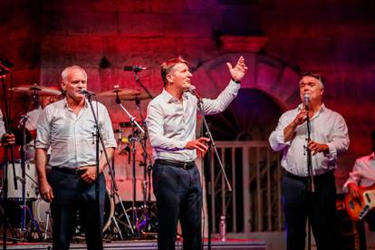 FOTO Tomislav Bralić i klapa Intrade održali koncert 'Da mi je sad' u čast Oliveru Dragojeviću