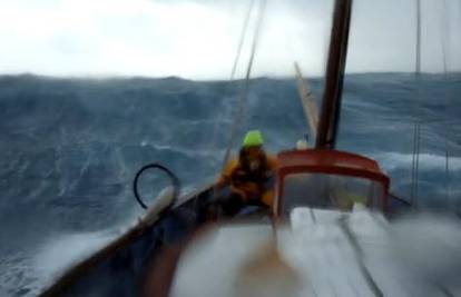 Oluja okrenula 11 metara dug brod, jedan ozlijeđen 