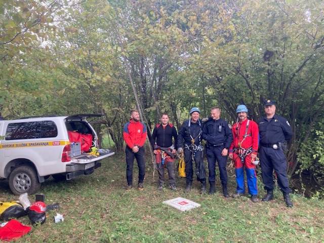 FOTO Pogledajte što su HGSS i karlovačka policija našli u dvije jame: Bombe, mine, puške...