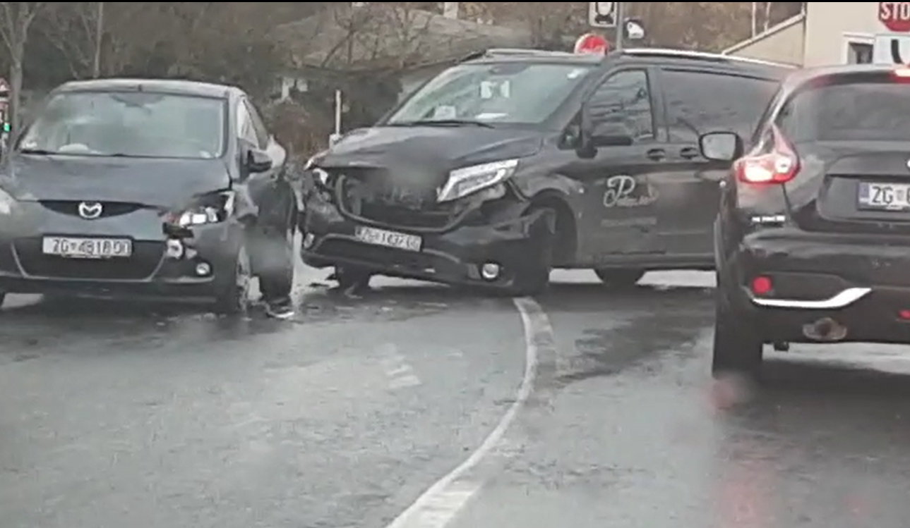 Sudarili se pogrebno vozilo i automobil na Mirogojskoj cesti