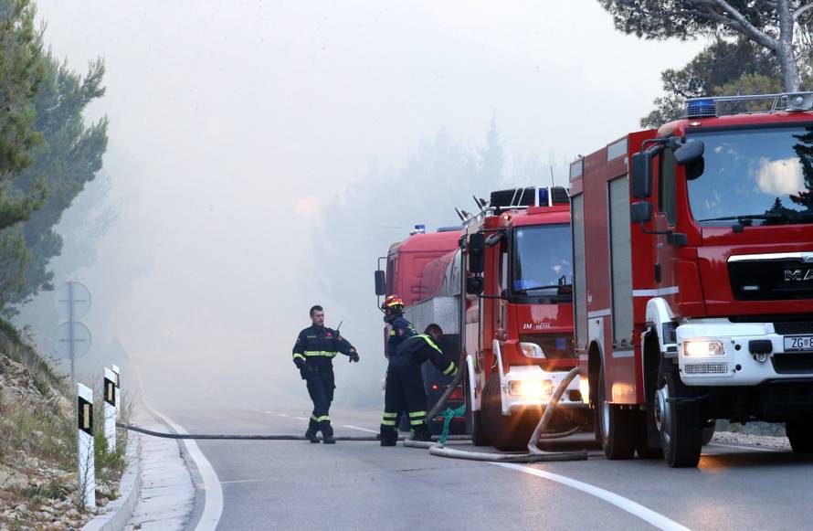 Kanader pomaže u gašenju, u Makarsku stiže i 150 vojnika