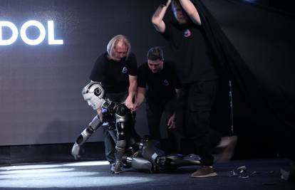 VIDEO Ruski robot pao tijekom predstavljanja. Srušio se čim je zakoračio na taktove 'Rockyja'