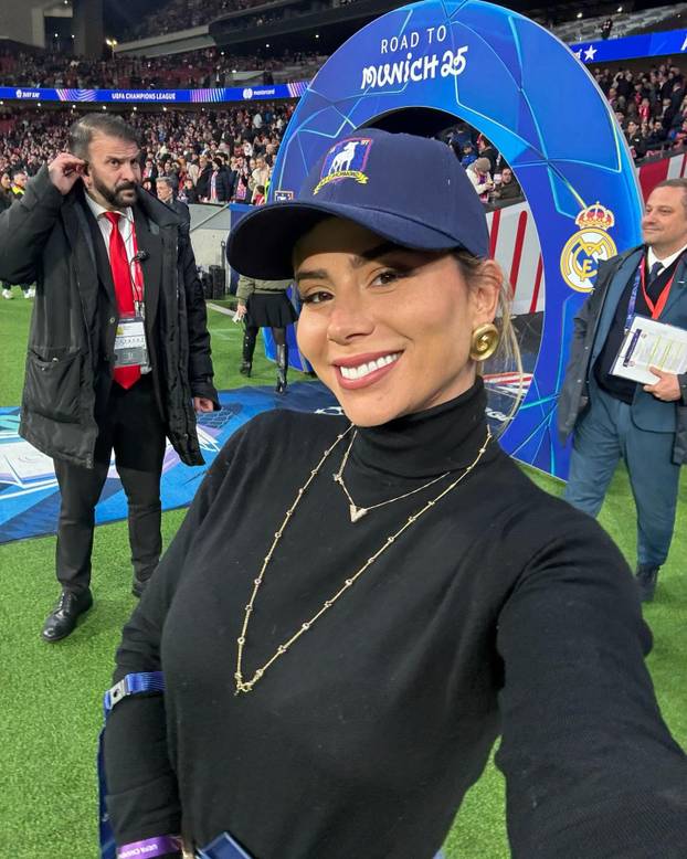 FOTO Fatalna plavuša tečno govori čak četiri jezika, a prije novinarstva bila je konobarica