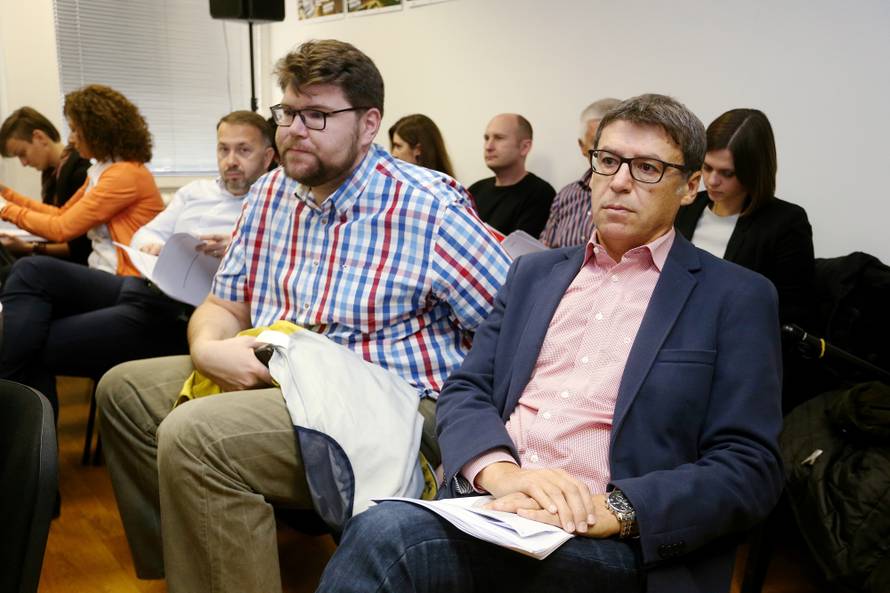 "Dok ljudi napuštaju zemlju, ortačka skupina izvlači novac"