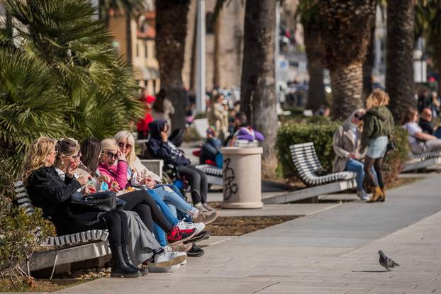 Split: Sunčano i toplo poslijepodne građani proveli na rivi