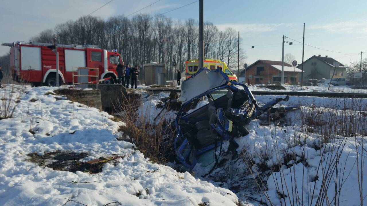 Prošao kroz spuštenu rampu: Vlak smrskao auto u Karlovcu