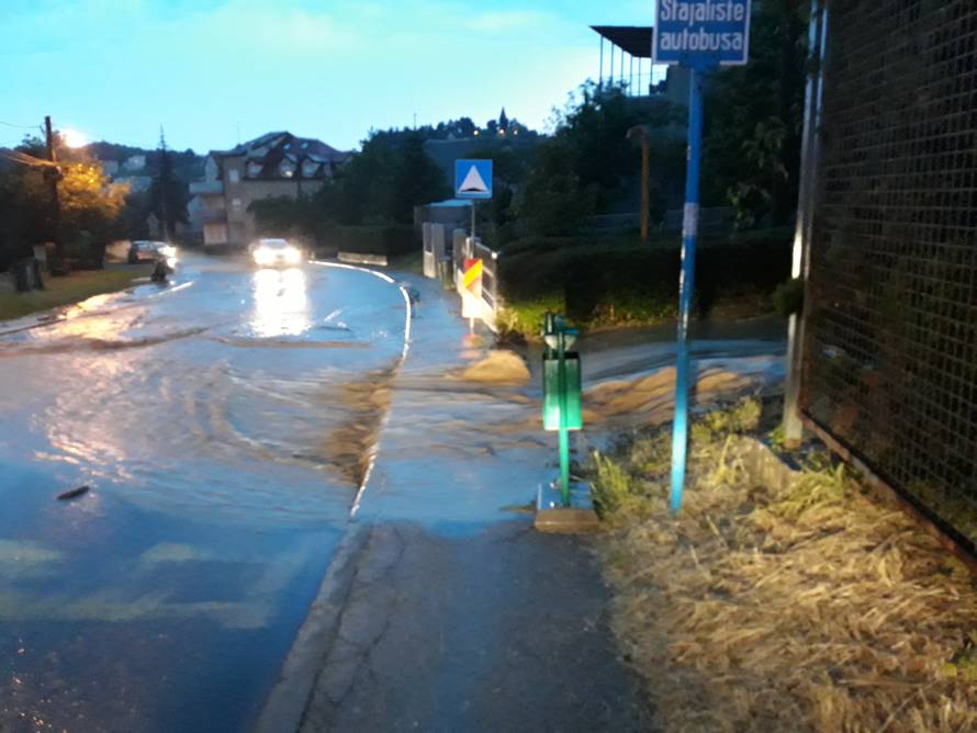 Opet snažno nevrijeme: Kiša potopile ulice, padala je i tuča