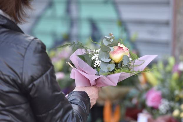Šibenik: Kupovina cvijeća povodom Međunarodnog dana Žena