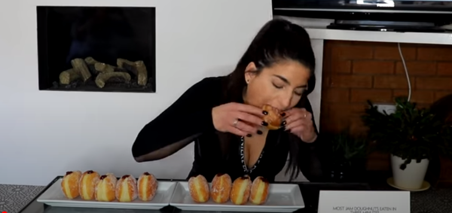 Pojela 10 donut krafni za tri minute  za Guinnessov rekord