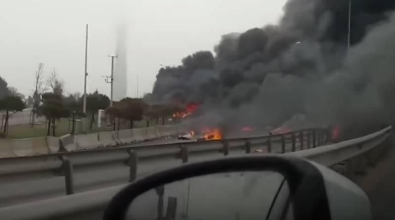 Helikopter udario u toranj pa se srušio na tursku autocestu