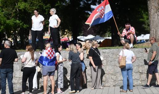 FOTO Thompsonovi fanovi su preplavili Sinj: Mnogi su u crnome, ima suvenira, mesa...