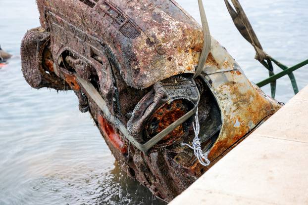 Zadar: Izvlačenje auta koji je 18 godina bio u moru