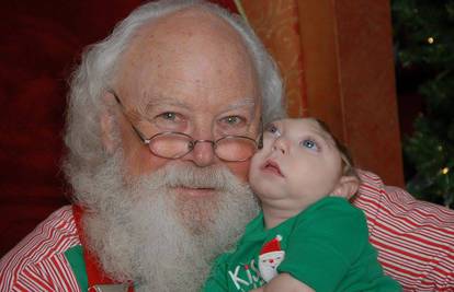 Dječak rođen bez pola lubanje prvi put sreo Djeda Božićnjaka