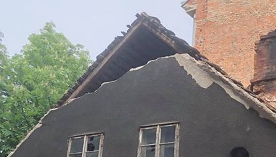 Urušio se dio krova zgrade u Palmotićevoj, službe na terenu