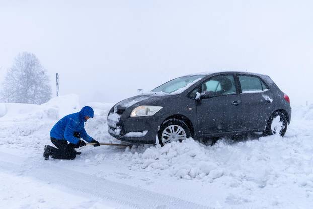 Korenica: Jako snježno nevrijeme stvorilo velike probleme u prometu