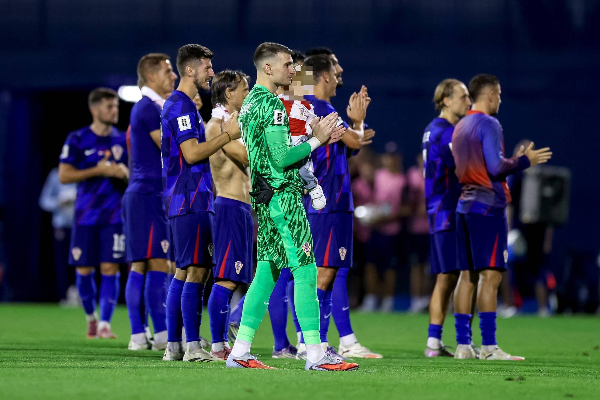 FOTO Bravo, tata! Livakoviću i Modriću u zagrljaj došla djeca i supruge. Evo kako su proslavili