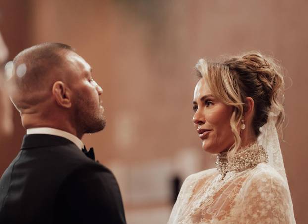 Varao ju je i silovao drugu, ona ga nije puštala. Vjenčali su se u Vatikanu. Conor objavio detalje