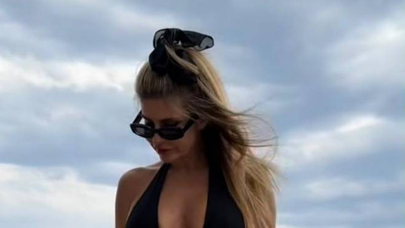 FOTO Bura je otkrila sve! Mama Renata pozirala na vjetru pa pokazala guzu u tangicama
