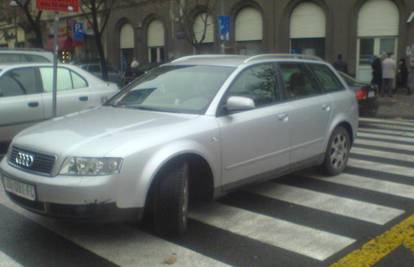 Nepropisno parkirao Audi na pješačkom prijelazu 