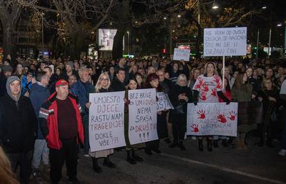 Veliki prosvjed u Podgorici: Tisuće traže ostavke odgovornih nakon masakra u Cetinju...