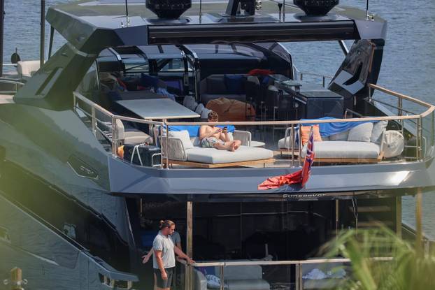 Bivša "Spajsica" Geri Halliwell sa suprugom Christianom i djecom uživa u ljetovanju na Jadranu