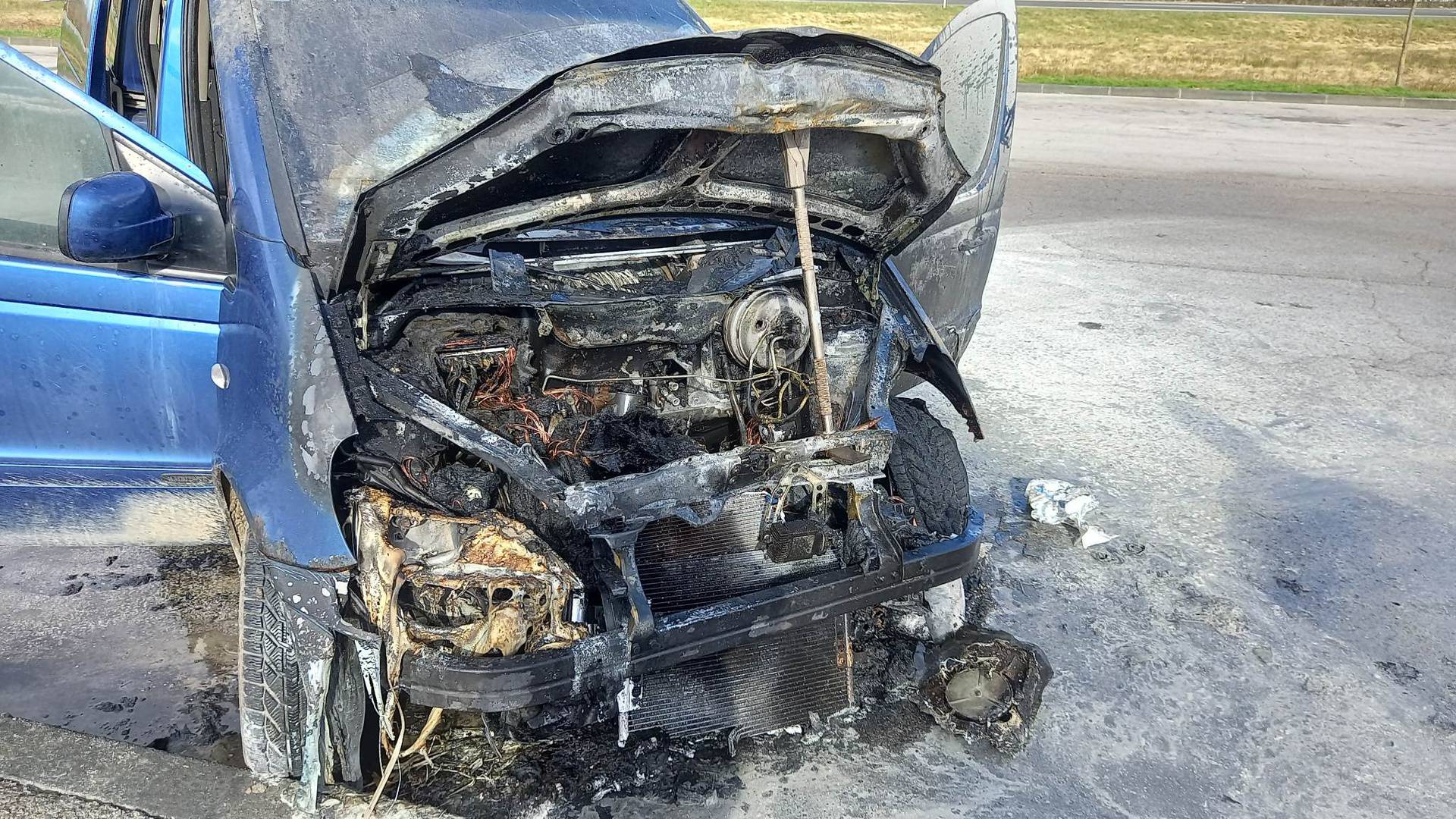 VIDEO Automobil izgorio na odmorištu Desinec na A1: 'Stao je daleko od benzinske postaje'