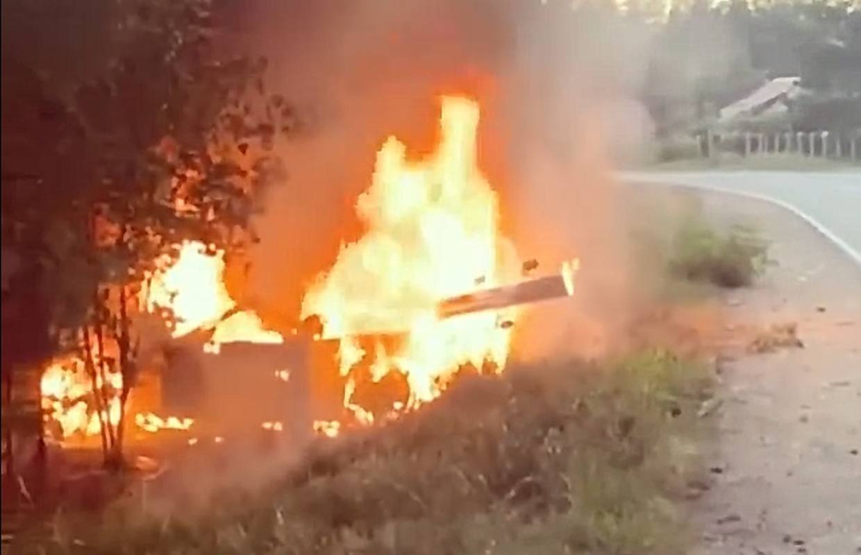 Tragedija u Rusiji: Zabili se u stup i živi izgorjeli u automobilu
