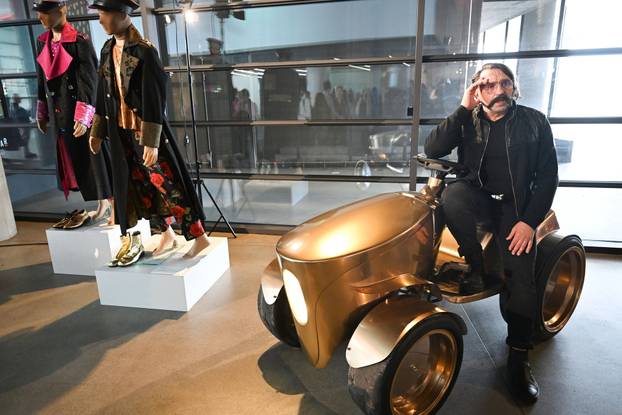 Zagreb: U predvorju MSU-a svečano otvorena izložba "MAMA ŠČ!"