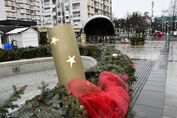 Slavonski Brod: U središtu grada počelo uklanjanje blagdanskih dekoracija i adventskih kućica