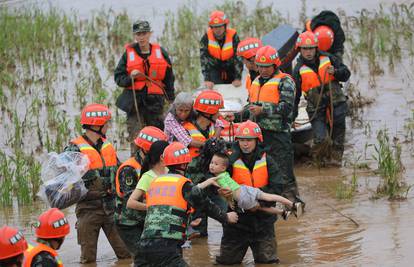 Kinu pogodile velike poplave, poginulo najmanje petero ljudi