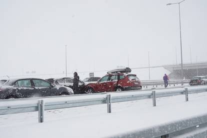 Nekoliko sudara na autocesti Zagreb - Beograd uslijed snijega i vjetra 
