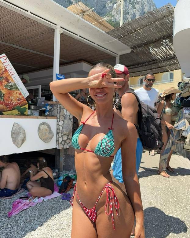FOTO Zovu je francuskom seks bombom. Ljetuje i u Hrvatskoj. A tek da vidite sestru blizanku