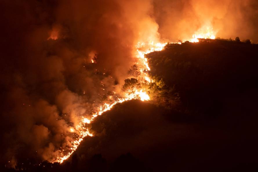 VIDEO Ovo je požar kod Zadra iz aviona, vatrogasci su se borili cijelu noć: 'Obranili smo kuće'