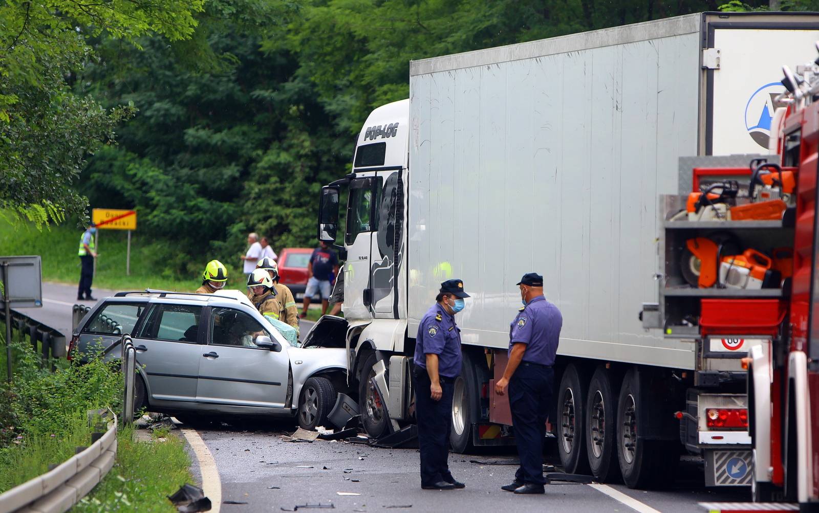 Krnjak: Vozač osobnog automobila poginuo u sudaru s teretnim kamionom