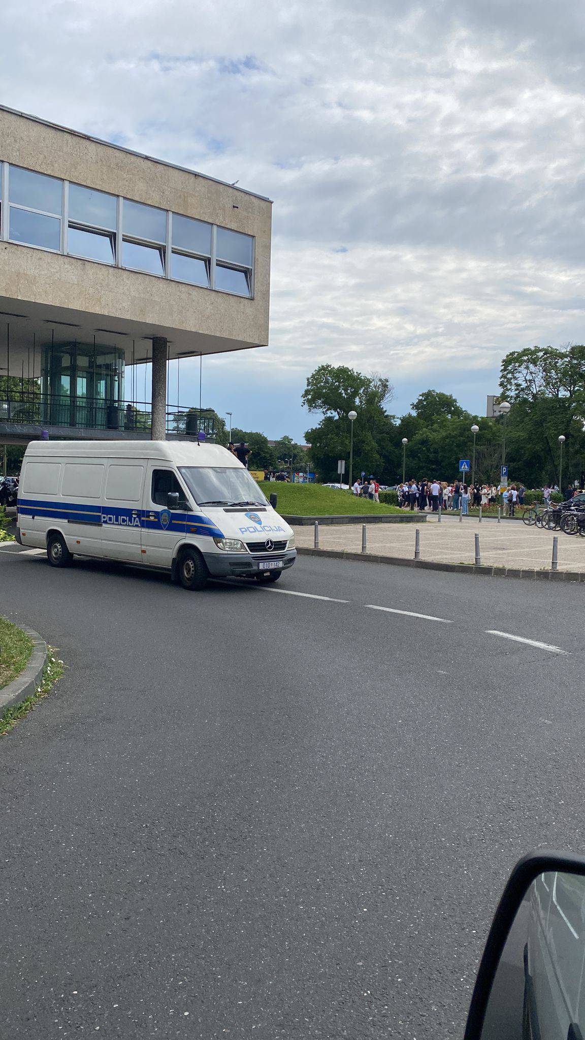 Dojava o bombi u Poglavarstvu u Zagrebu. Ispraznili su zgradu, evakuirali su i gradonačelnika